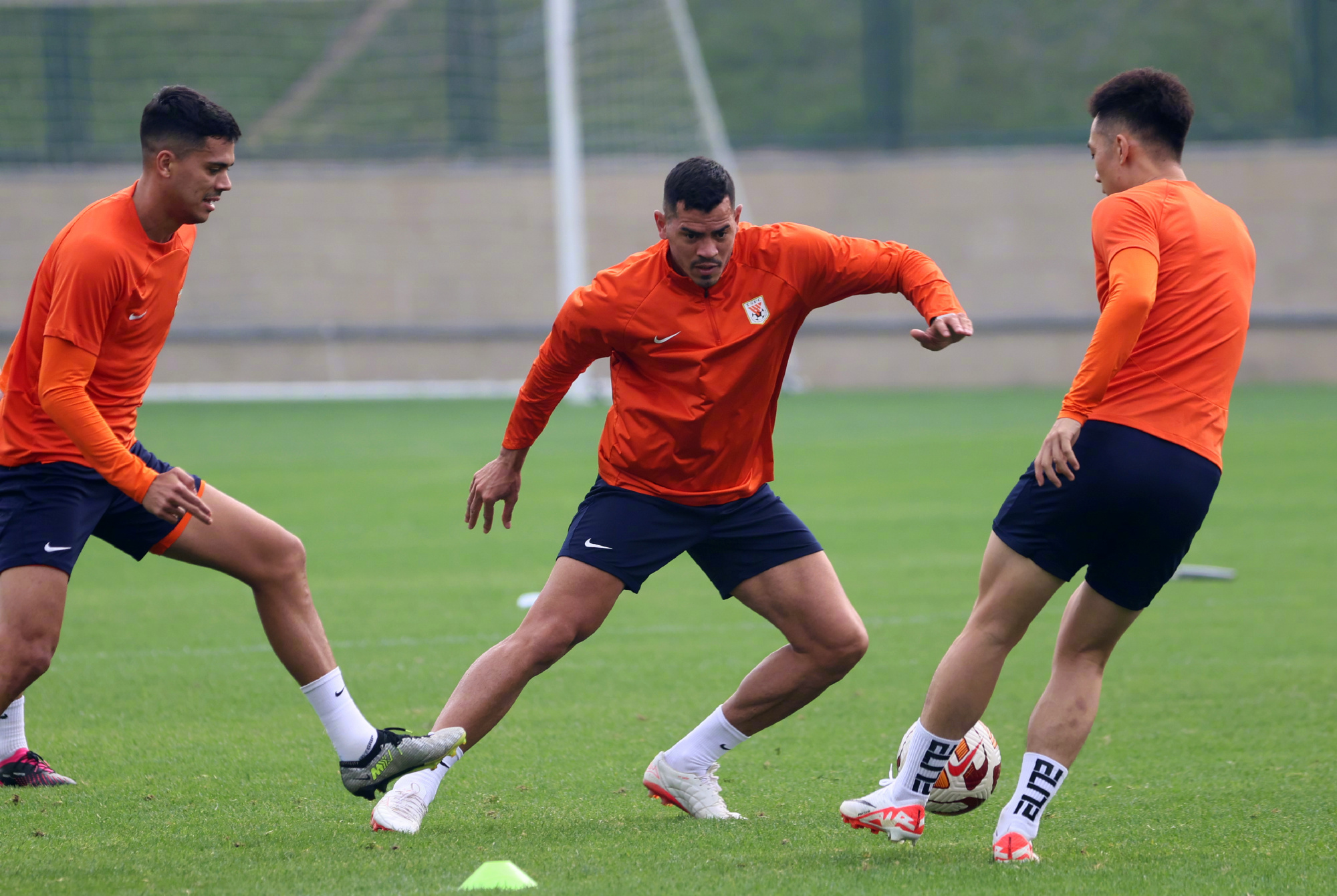 关于里尔迎欧冠关键赛，赛前远射贴柱，悬念犹存，阵容厚度经受考验的信息